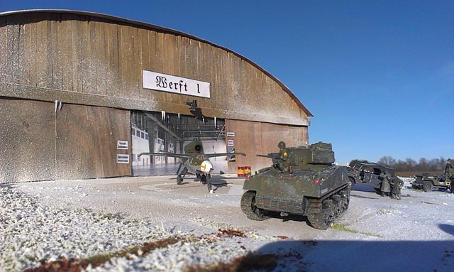 Sherman Panzer unterstützen die Einnahme des Flugfelds