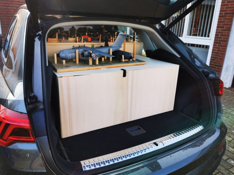 Zum Transport werden die Modelle in Josts Autohangar geparkt. Dort sind sie auf extra gefertigten Halterungen gelagert und werden teilweise in Transportkisten gepackt..