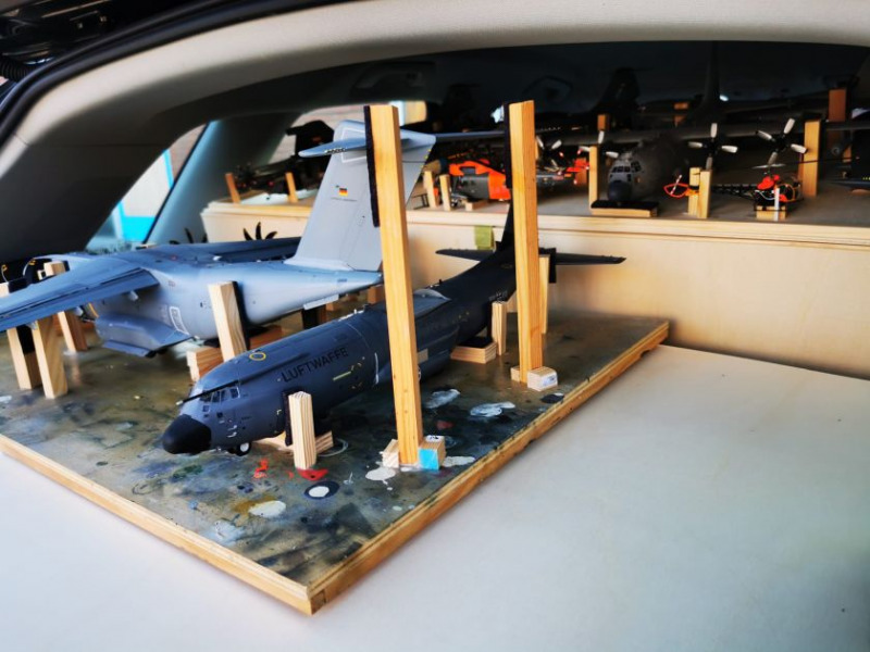 Josts Autohangar und die Flugzeughalterungen von Nahem.