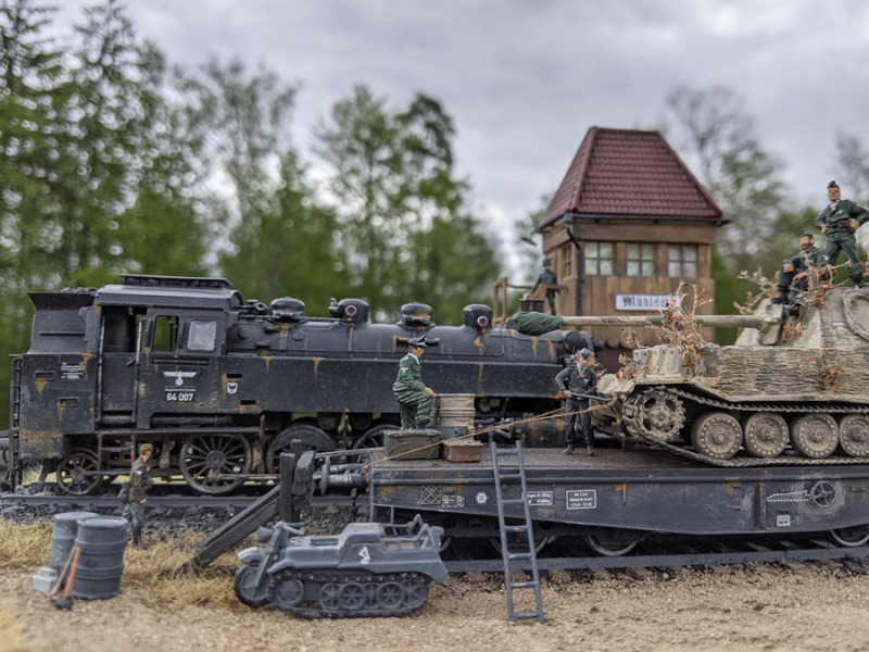 Der Panzerjäger wird auf einem Eisenbahn-Plattformwagen verzurrt und für den Transport bereit gemacht