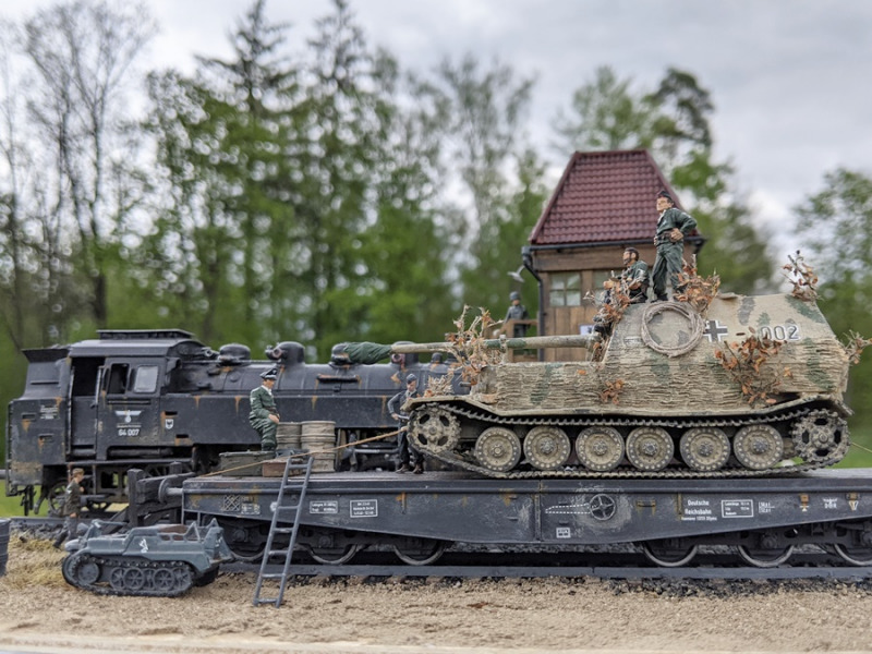 Auf Grund der Größe passte nur ein Panzerjäger auf den Plattformwagen – um den Platz dennoch sinnvoll zu nutzen, wurden zahlreiche Betriebsstoffe vor dem Panzer deponiert