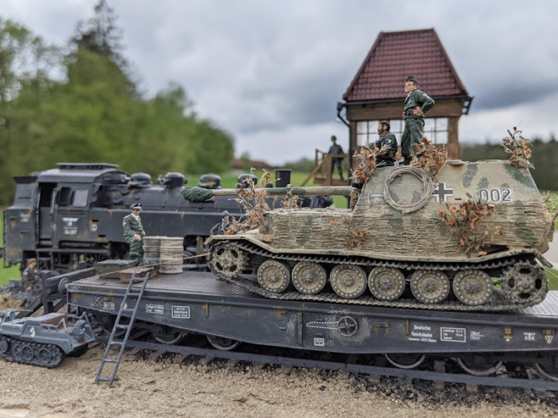 Die Besatzung des Panzerjägers behält den Himmel im Blick – die Angst vor feindlichen Fliegern ist allgegenwärtig