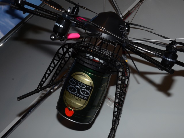 RC Drohne mit untergeschnalltem Partyfässchen.