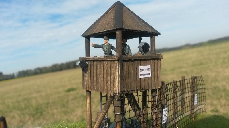 Der Wachturm ist ein Eigenbau aus Holzstäbchen. Der Scheinwerfer und der Lautsprecher stammen aus der Restekiste