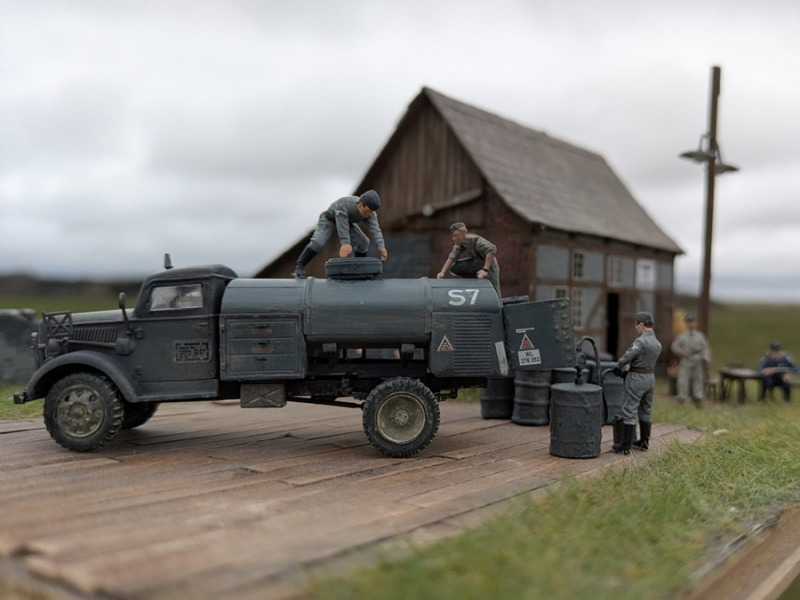 Der Tankwagen konnte knapp 2100 Liter T-stoff transportieren und wurde auf dem 3-Tonner Fahrgestell eines Opel Blitz Lasters aufgebaut