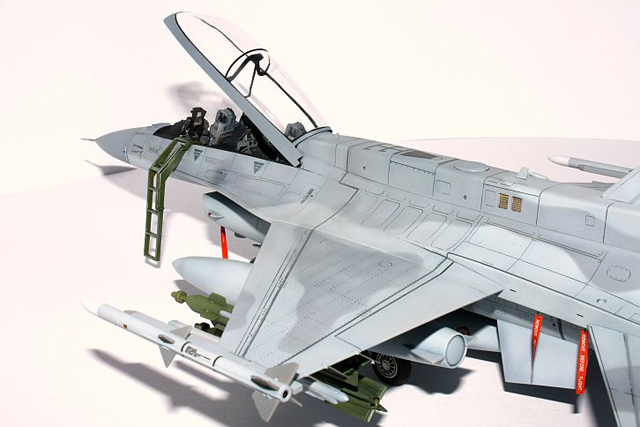 Hasegawa - 00231 (B1) - F-16A PLUS FIGHTING FALCON - 1/72 Scale Model