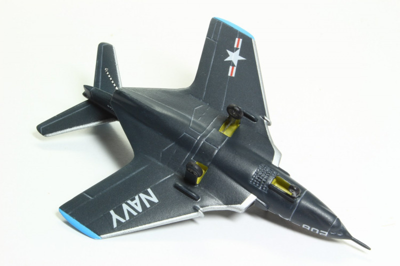 Grumman F9F8 Cougar, Miniwing 1144 von Matthias Pohl