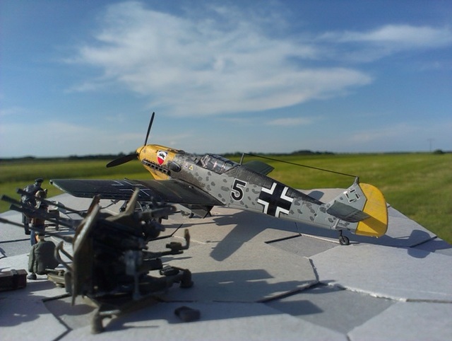 Auf einem französischen Feldflugplatz geparkte Bf 109 Emil
