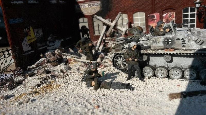 Saniiii...täääter... - Ein Sanitäter verabreicht einem verletzten Soldaten eine Pulle Morphium.