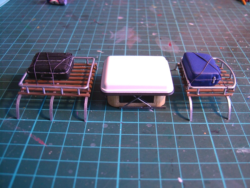 Auch die Dachaufbauten sind fertig. Die Koffer kommen von Pola, 1:22,5