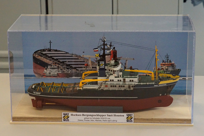 Unsere Smit Houston auf ihrem Display mit Staubschutzhaube