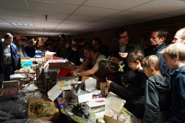 Geordnetes Chaos: Wer beim 'Bring and Buy' Flohmarkt ein Schnäppchen machen wollte, brauchte Zeit und Geduld.