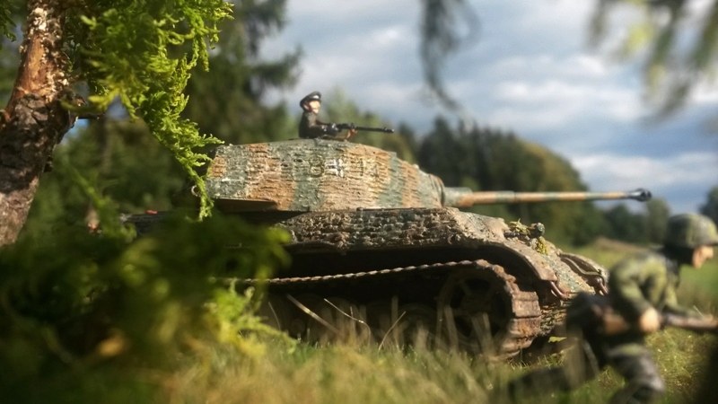 Der Panzer ist mit einer Zimmerit-Beschichtung bestrichen, sodass magnetische Minen nicht haften bleiben.