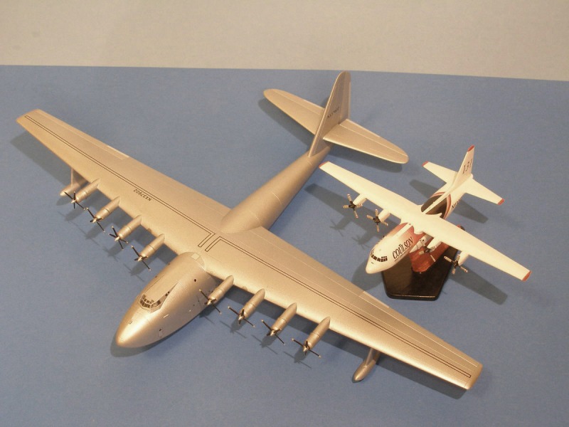 Wer schon einmal vor einer C-130 stand weiß, dass man sich da schon recht klein vorkommt. Hier die beiden Hercules´ in 1:200 im Größenvergleich.