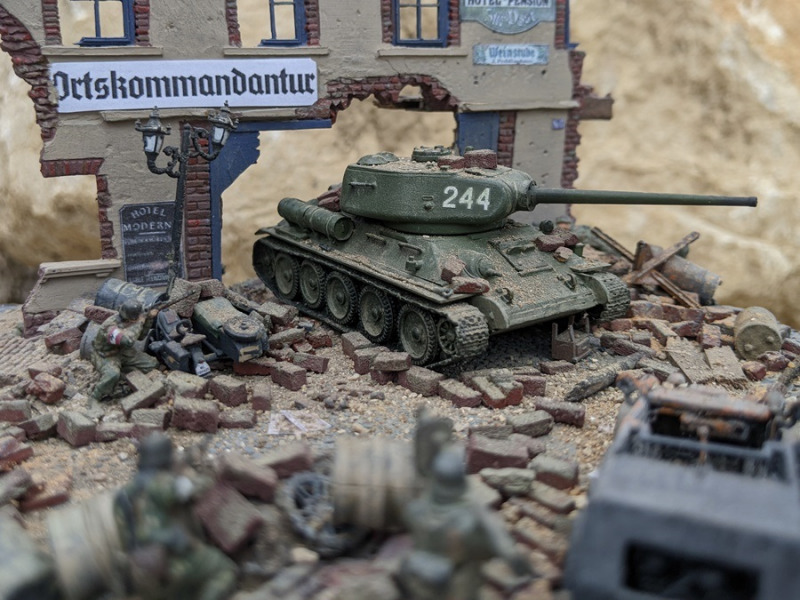 So fügt sich der Panzer nahtlos ins Diorama ein - die mitgelieferten vorderen Kettenabdeckungen wurden nicht verbaut.