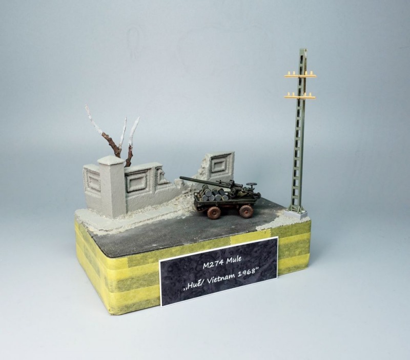 Das unbemalte fertige Diorama. Das Styrodur (Mauer und Bürgersteig) wurden mit Acrylfarbe und -Primer vollständig versiegelt