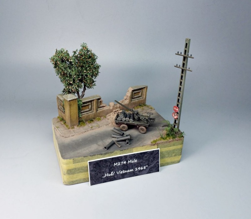 Das Diorama nach der dezenten Einnebelung durch Tamiya „Buff“. Auch der Mule und das Zubehör haben schon ihren Platz gefunden