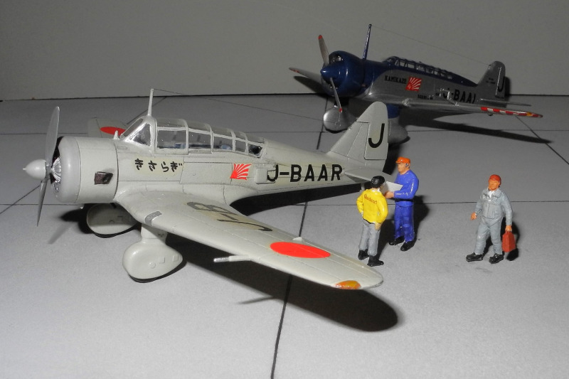 im Hintergrund die Mitsubishi Ki-15 der Asahi Shimbun
