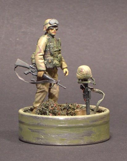 Ein US Soldat erweist seinem Kameraden die letzte Ehre