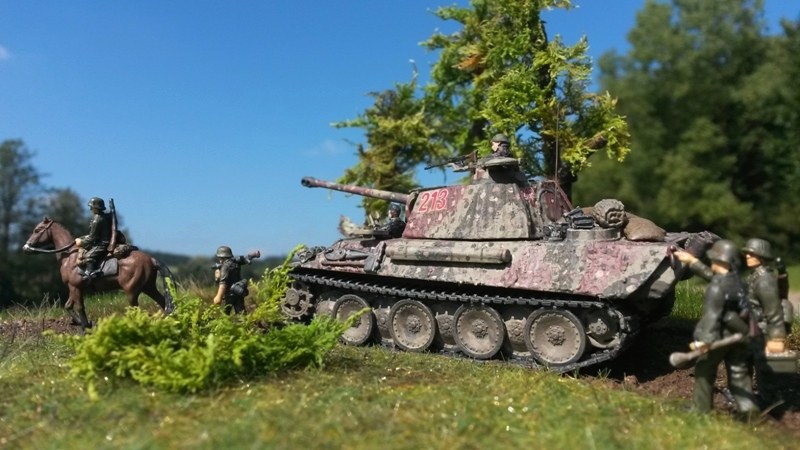 Um den Panzer noch besser vor Feindbeschuss zu schützen, wurden Sandsäcke auf der Panzerwanne mitgeführt.