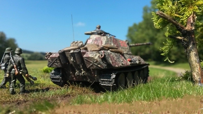 Typisch für die späteren Ausführungen des Panthers: Die neu entwickelte Auspuffanlage und die neue Motorbelüftung.