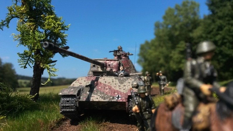 Damit der Panzerkommandant und der Panzerfahrer nicht dieselben Köpfe haben, wurde eine der Figuren umgebaut.