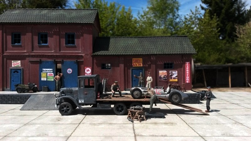 Ein Mercedes-Benz W 154 Silberpfeil wird für den Großen Preis von Deutschland (1938) in der Mercedes Benz Box abgeladen