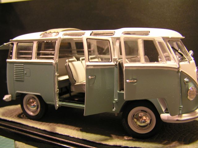 VW Type 2 T1 Samba Bus REVELL 07009 1/16ème maquette char promo