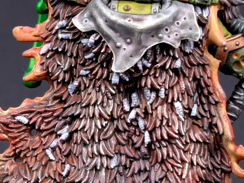 Unzählige Maden in seinem Fellumhang
