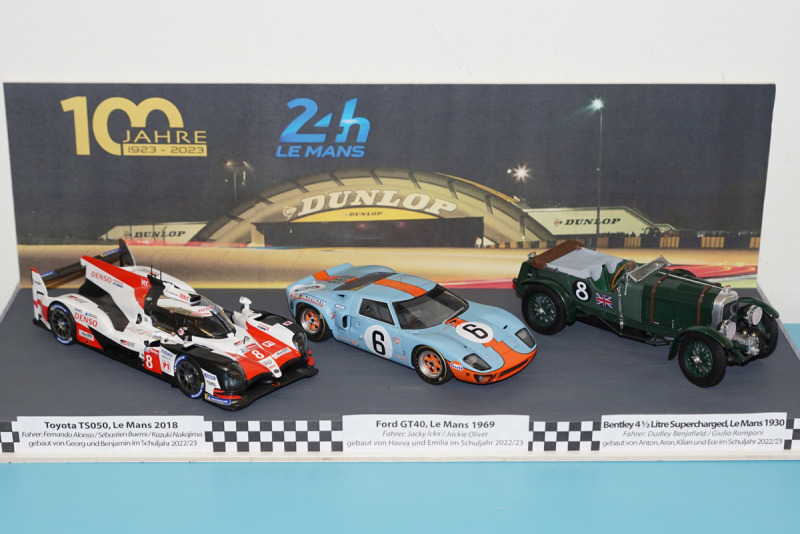 Hier unsere drei Le Mans-Boliden auf dem Ausstellungsdisplay, noch ohne Klarsichthaube: Toyota TS050 Hybrid von 2018, Ford GT40 von 1969 und Bentley 4½ Litre Supercharged von 1930