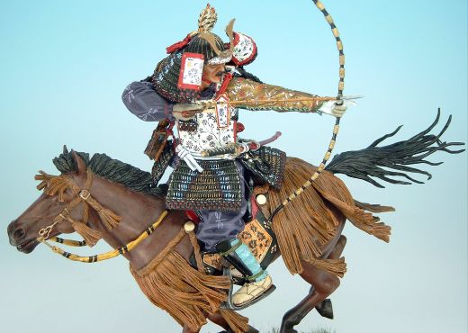 Samuraibogenschütze zu Pferd