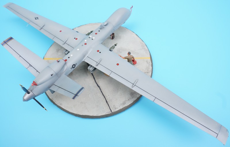 Hier ein Blick auf die gepunktete Oberflächen dieses besonderen Flugzeugs. Die große Spannweite im Verhältnis zur Rumpflänge verleiht ihm eine gewisse Eleganz, wie ich finde