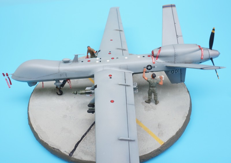 Ein Blick entlang der Tragflächen zeigt die große Spannweite des Fliegers
