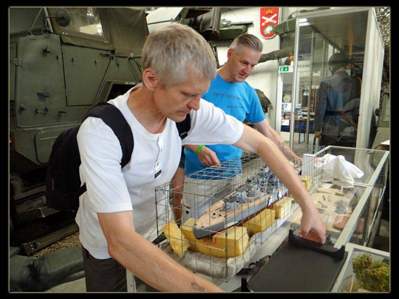 Dieter Cerbin (hinten) und sein Bruder Heinz bringen die Bismarck in das Trockendock.