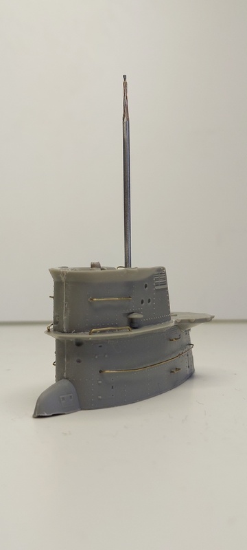 Markant ragt das Periskop hervor, die Griffstangen sind auf dem grauen Turm zu erkennen. Die Reling des Wintergartens fehlt noch.