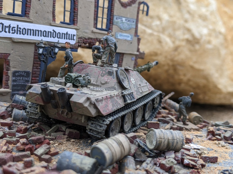 Auch die Auspuffanlage des 1:76 Modells wurde modifiziert und durch eine spätere am Jagdpanther verbaute Version ersetzt