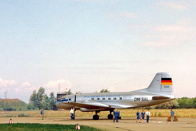 Eine Flugplatzszene wie sie um 1955 ausgesehen haben könnte.