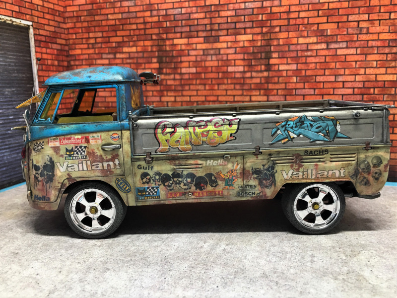 Miniature VOLKSWAGEN T1 FOURGON 1963 ROUGE 1/18