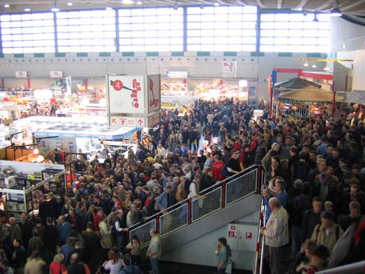 Halbzeit: Um 12:45h konnte man sich in Halle 4 einfach mal treiben lassen...