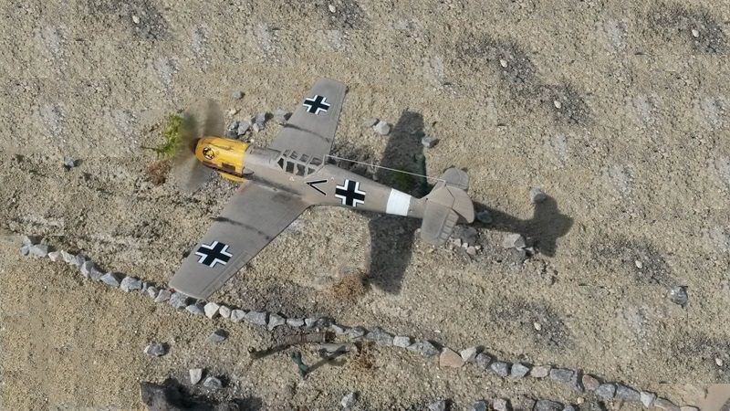 Der Tarnanstrich der Bf-109 verschmilzt förmlich mit dem Wüstenboden.