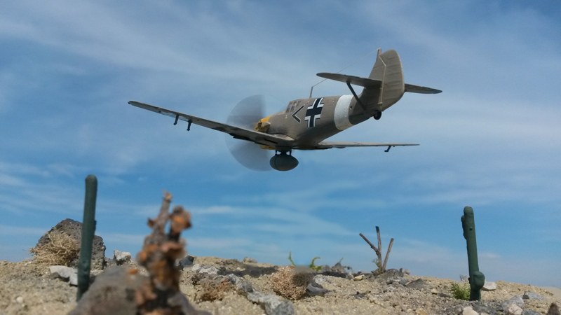 Eine Messerschmitt Bf-109 fetzt nur in wenigen…