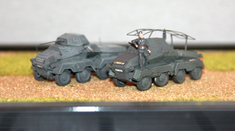 links Sd.Kfz. 231, rechts Sd.Kfz.263