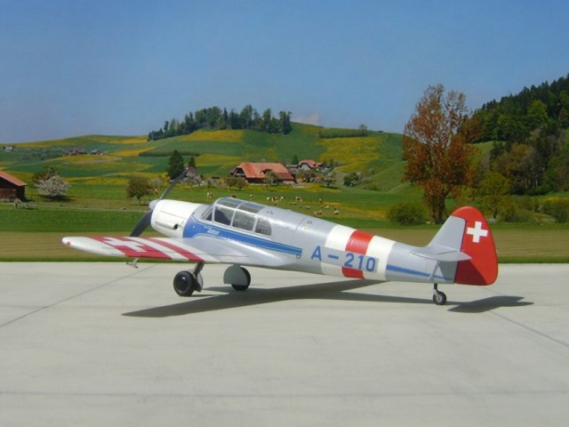 Me-108 Taifun A-210 der Schweizer Fliegertruppe mit der Neutralitätsbemalung in der damaligen Grundfarbe RLM 63 Lichtgrau.