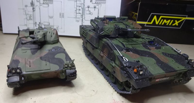 Rechts der Ulan, links sein Vorgänger beim Bundesheer, der Saurer A1
