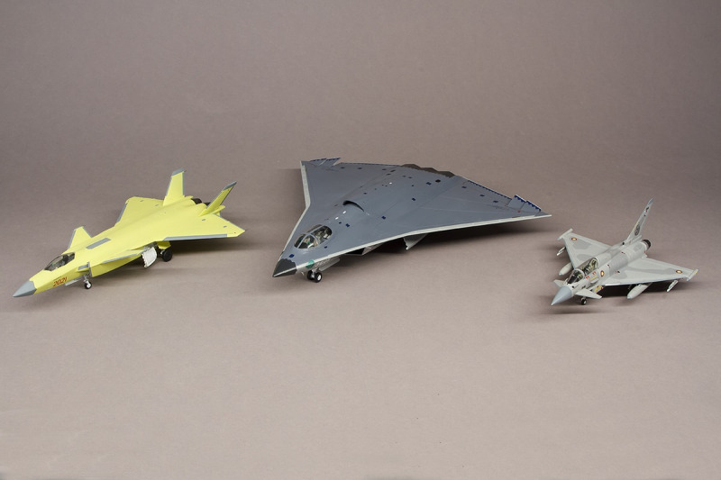 Größenvergleich mit einer Chengdu J-20 und einem Eurofighter