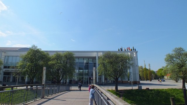 Die Musik- und Kongresshalle unweit des Bahnhofs ist Ort des Geschehens.