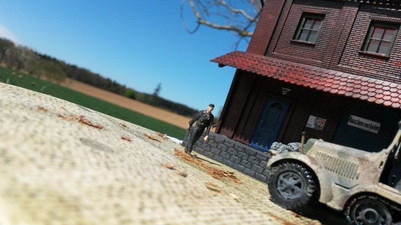 Der Soldat bewacht das Gelände und sorgt dafür, dass niemand etwas von den Kriegsvorbereitungen erfährt.