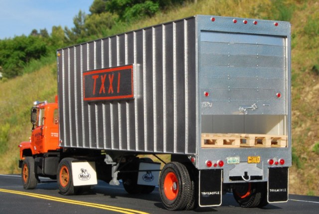 Mack DM 600