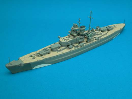 Auch das fertige Modell der Bismarck „lebt“ vor allem von einer sauberen Bemalung.