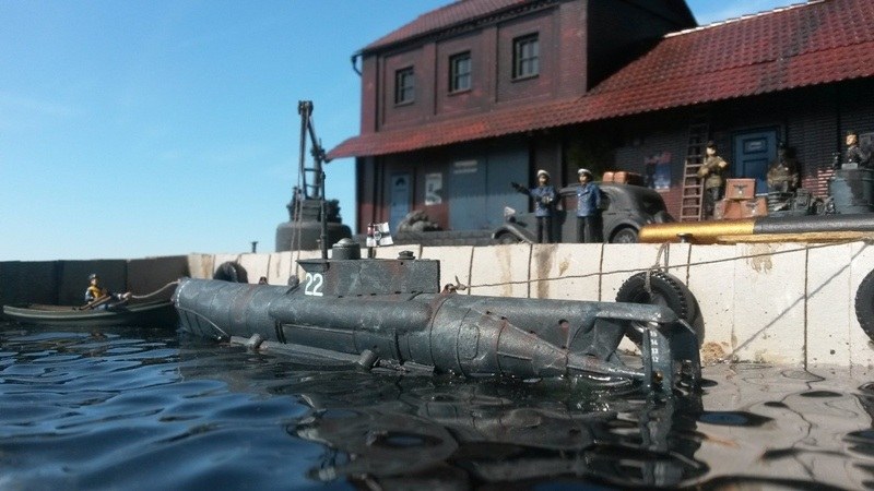 Angetautes Marinekleinkampfmittel U5022 im Kieler Hafen.